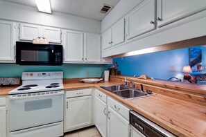Fridge, microwave, stovetop, dishwasher - Destin Townhome w/ Balcony - Walk to the Beach! (Destin)