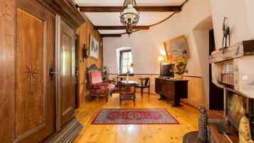 Een smart-tv en een open haard