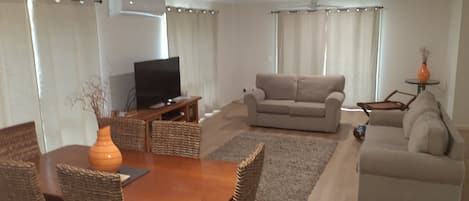 Televisión, reproductor de DVD, libros y videoteca