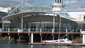 Katettu venelaituri, joka kuuluu Hervey Bay Boat Club -venekerhoon.
