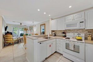 Køleskab, mikrobølgeovn, ovn, kogeplade