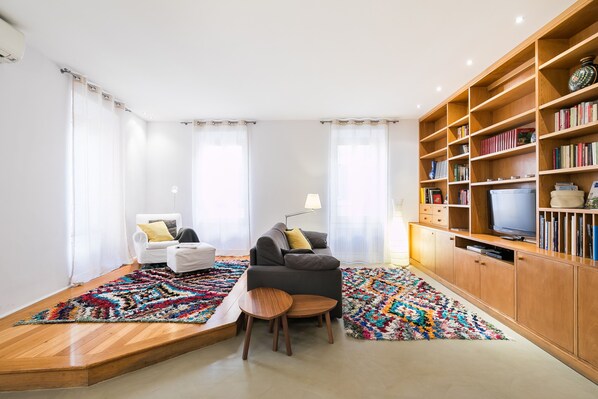 Smart TV, DVD player, books, video library