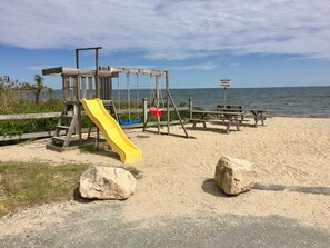 Tæt på stranden, liggestole, parasoller, badehåndklæder