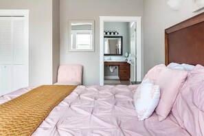 6 bedrooms, desk, iron/ironing board, travel cot - Upscale custom home designed for large groups (Hillsboro)