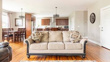 Una Smart TV, una chimenea, videojuegos, un futbolín