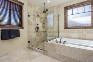 Ensemble douche/baignoire, douche à « effet pluie », sèche-cheveux