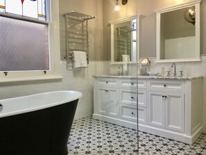 Bañera, secador de pelo y toallas