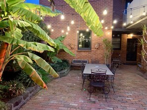 Outdoor dining - 94 Highett - Luxury 5 bedroom, 3 bathroom, 3 car park House in the Inner City (Richmond)