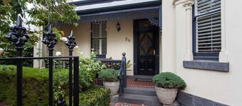 94 Highett - Luxury 5 bedroom, 3 bathroom, 3 car park House in the Inner City