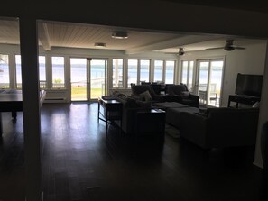 Smart-tv, een open haard, een tafeltennistafel en een computerscherm