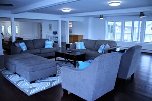 智能電視、壁爐、乒乓球設施、電腦螢幕