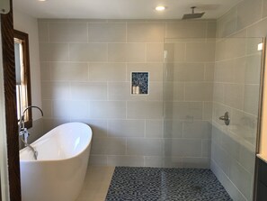 Ducha y bañera combinadas, bañera de hidromasaje y secador de pelo