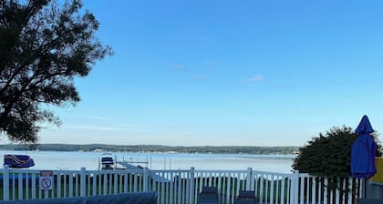 Bord de lac moderne de 300 pieds avec piscine