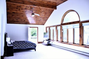 6 bedrooms, desk, iron/ironing board, free WiFi