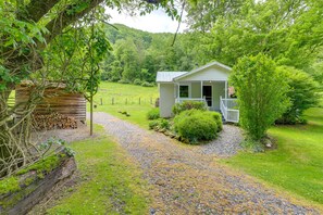 Exterior - Hot Tub & Mtn Views: Marshall Cottage! (Marshall)