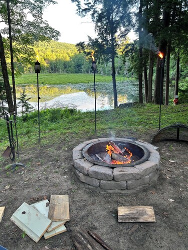 Snuggle up in the woods, 7 miles to Lake George,NY