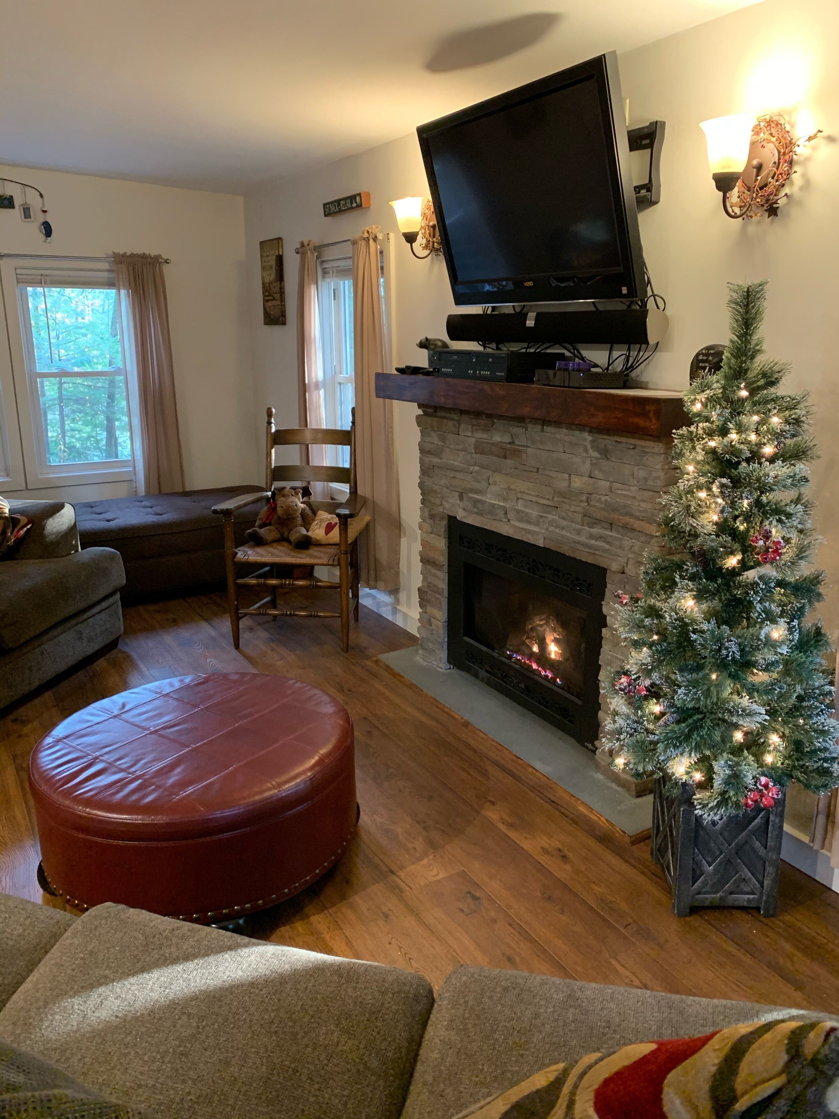 TV connectée, cheminée, Netflix, lecteur de DVD