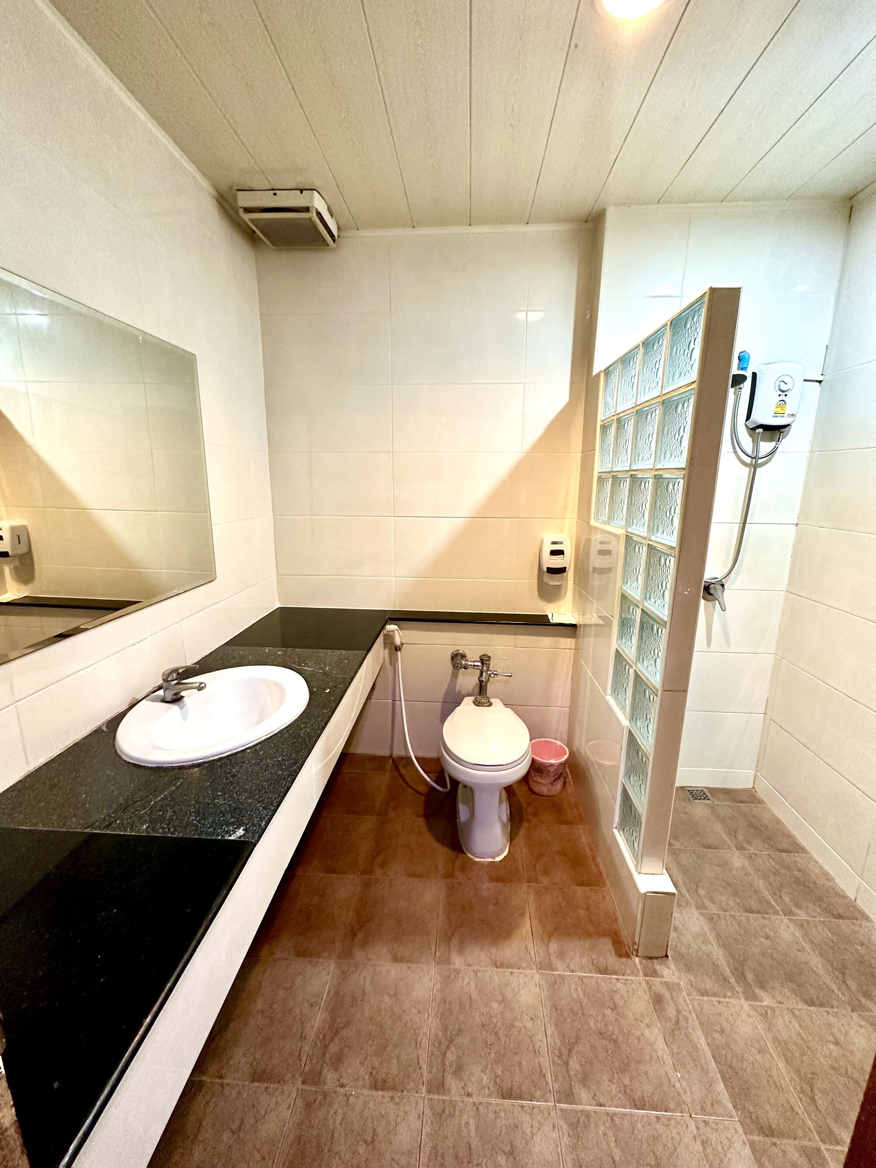 Chuveiro, produtos de toalete grátis, toalhas de banho 