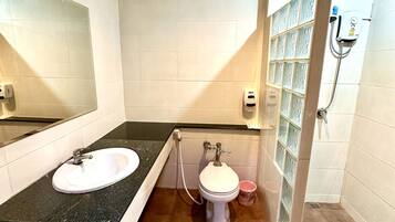 Chuveiro, produtos de toalete grátis, toalhas de banho