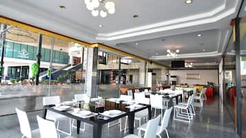 Breakfast, lunch, dinner served; Thai cuisine