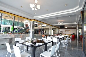 Aamiainen, lounas ja illallinen; thaimaalainen keittiö