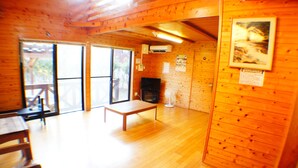 Ferienhütte (Log House,ONLY SLEEPING BAGS PROVIDED) | Essbereich im Zimmer