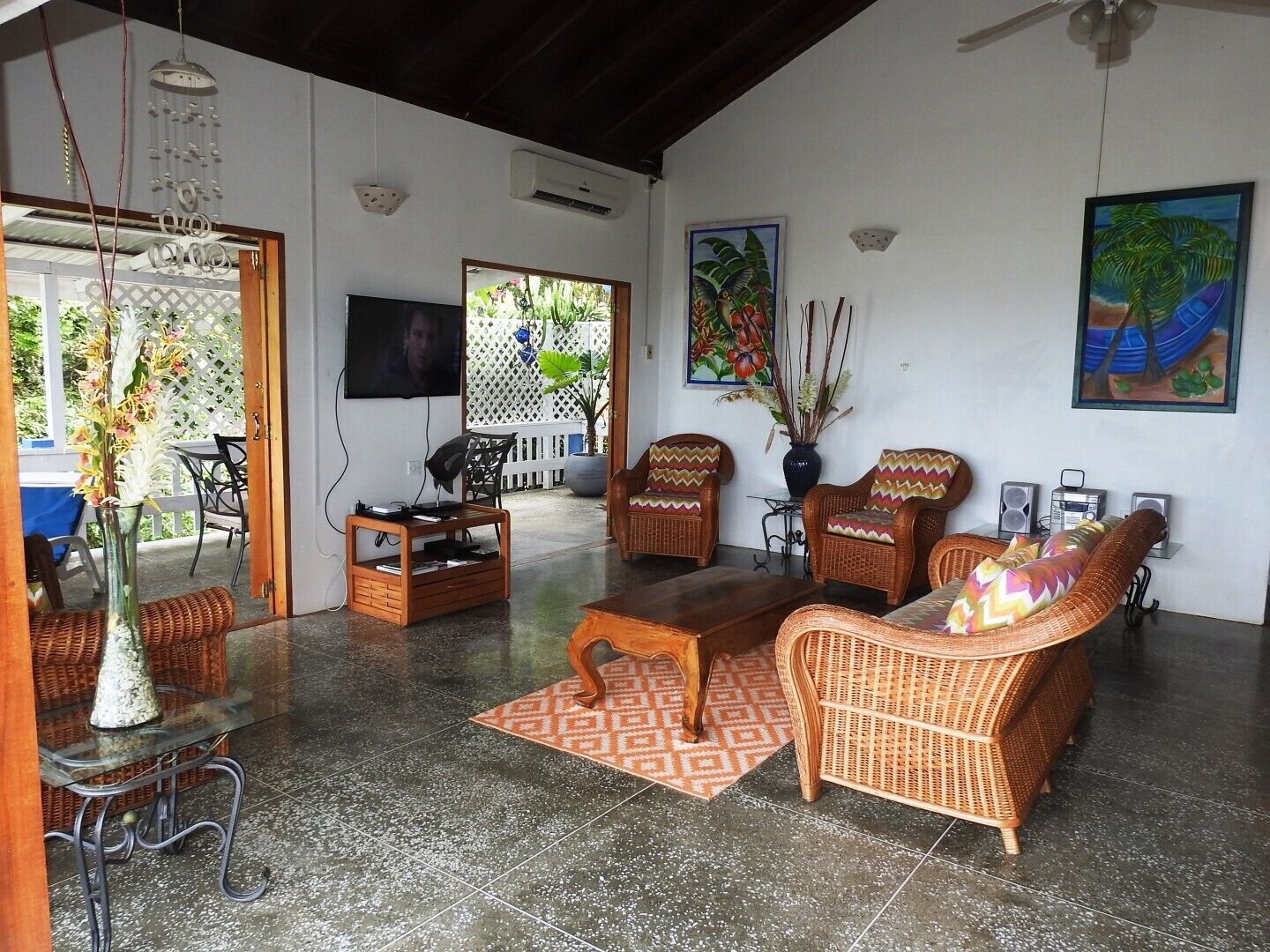 Spacious Captain's Quarters where everyone can get together