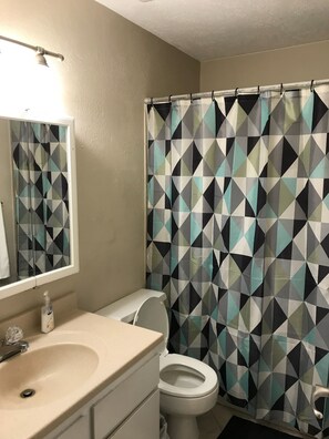 Dusj, hårføner, håndklær og såpe