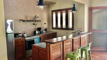 Kühlschrank, Ofen, Herdplatte, Wasserkocher mit Kaffee-/Teezubehör