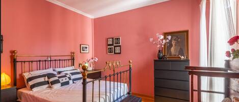 2 bedrooms, in-room safe, desk, iron/ironing board