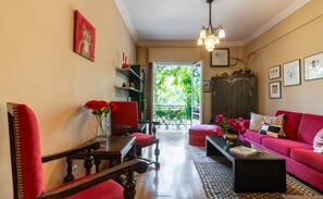 Een smart-tv, een dvd-speler en boeken