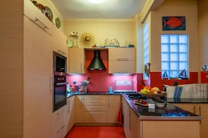 Frigorifero, microonde, forno, piano cottura