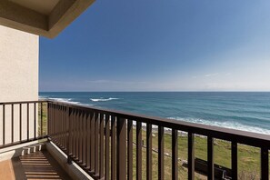 A balcony with a view of the ocean. - Guesthouse high Wave (Shoufeng)