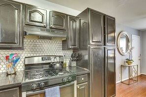 Réfrigérateur, micro-ondes, plaque de cuisson, lave-vaisselle