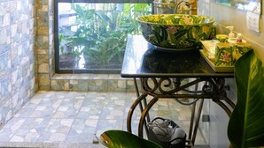 프리미엄 더블룸, 퀸사이즈침대 1개, 발코니, 시내 전망 | 욕실 | 샤워 시설, 레인폴 샤워기, 무료 세면용품, 헤어드라이어