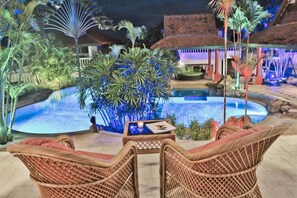 Una piscina al aire libre, sombrillas, tumbonas