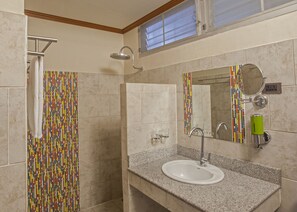 Artículos de higiene personal gratuitos, secador de pelo y zapatillas