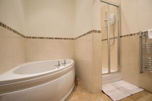 Bathtub, hair dryer, towels, soap - Toast Lettings | Apartment 1 The Grove minutes walk from Durham City (Durham)