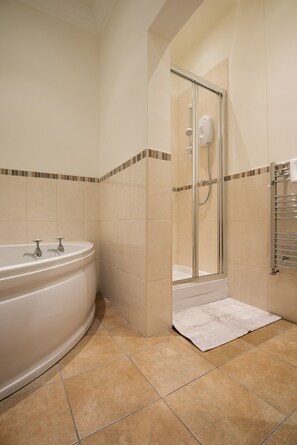 Bathtub, hair dryer, towels, soap - Toast Lettings | Apartment 1 The Grove minutes walk from Durham City (Durham)