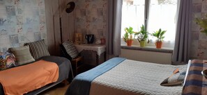 1 dormitorio, escritorio, tabla de planchar con plancha y cuna de viaje