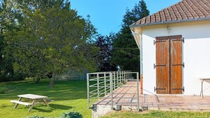 A white building with a tiled roof, a wooden door, and a metal railing. - STUDIO Appart gite Petite Halte,... work, vacation. (Wavrans sur l'aa)