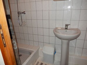 Chuveiro, secador de cabelo, toalhas de banho, sabonete