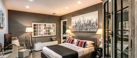 2 bedrooms, in-room safe, desk, iron/ironing board