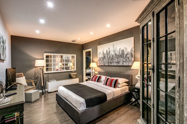 2 عدّة غرف نوم وخزنة داخل الغرفة ومكتب ومكواة/لوح كي