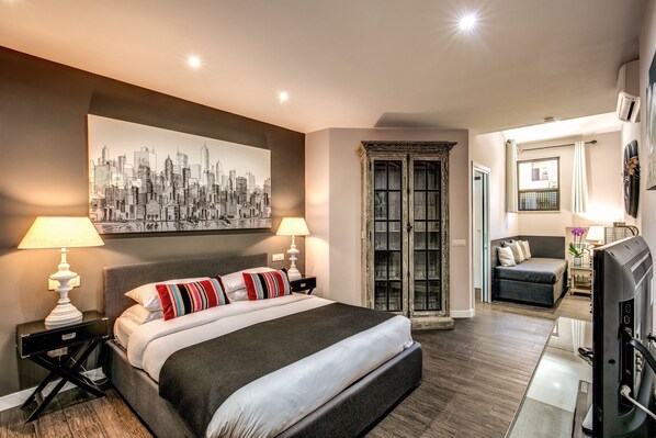 2 bedrooms, in-room safe, desk, iron/ironing board