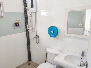 Shower, free toiletries, towels