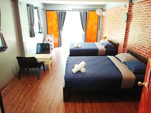 Family Room for 4 People with Private Bathroom | 免費 Wi-Fi