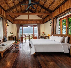 Bungalow, uitzicht op meer | Luxe beddengoed, donsdekens, een kluis op de kamer, een laptopwerkplek