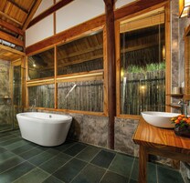 Bungalow Lake View | Bathroom | Shower, hydromassage showerhead, hair dryer, bathrobes