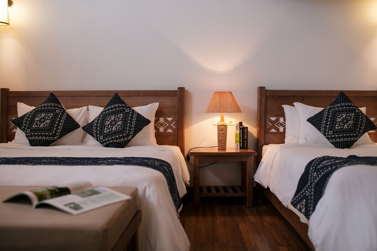 Luxe beddengoed, donsdekens, een kluis op de kamer, een laptopwerkplek